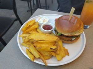 Crispy No Chicken Burger mit Tempelfritten at Katzentempel - Trier  in Trier