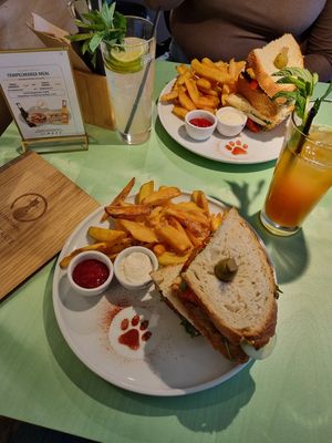 Ca(t)prese Sandwich mit Pommes und einem Panther Punch (Getränk). at Katzentempel - Trier  in Trier