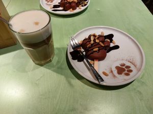 ,,Don't-call-it-snickers"-Kuchen at Katzentempel - Trier  in Trier