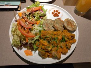 Gulasch (aus Kürbis und Pilzen) mit Knödeln at Katzentempel - Trier  in Trier