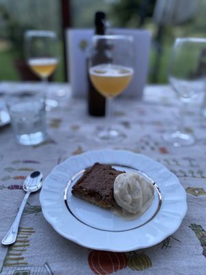 Mandelkuchen mit Vanilleeis und Kakaonibs  at Nutrilamente in Robella