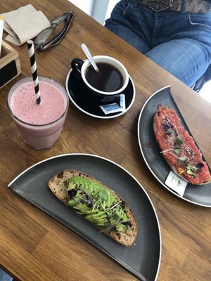 Desayuno, tostadas, café y batido de fresa y plátano con leche vegetal.  at Kaffeina in Valencia
