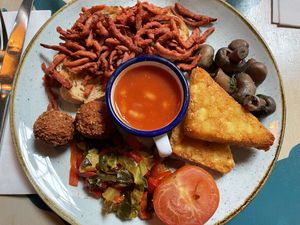 Vegan breakfast with added vegan "bacon” at Lounges - Ludo Lounge in Bournemouth