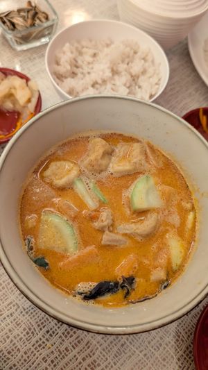 Rotes Curry mit veganem Fleisch und Tofu at Potayski Friends & Izakaya in Bishkek