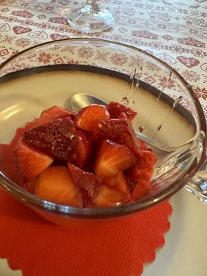 Fragole con “miele” (sciroppo) di tarassaco  at Rifugio Petina in Tonadico