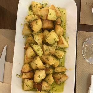 Patatas fritas con ajo, aceite y perejil  at Aquí Se Puede in Badajoz