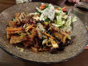 Im Wok geschenkte Süßkartoffel -Glasnudeln, tunku Pilze, Morcheln, pakchoi, Sprossen, Frühlingszwiebeln, Paprika, Möhren, Koriander+ Sojafilet und Tofu  at Hoang58  in Chemnitz