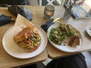 Eggdrop Sandwich (links) und Grilled Cheese Sandwich  at Vegan Backyard in Berlin