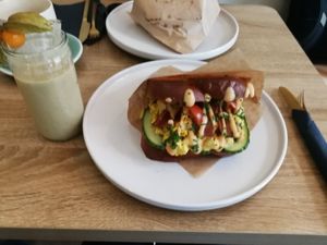 (V) egg drop sandwich mit einen Smoothie. at Vegan Backyard in Berlin