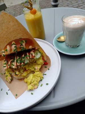Veggdrop, snoothie und chay latte at Vegan Backyard in Berlin