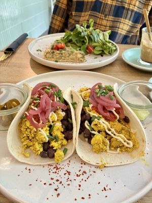 Breakfast Tacos & Quiche (Hintergrund)  at Vegan Backyard in Berlin