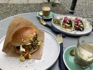 Veggdrop Sandwich ist super munchy leckker! Eines der vegan Top- Cafés!  at Vegan Backyard in Berlin