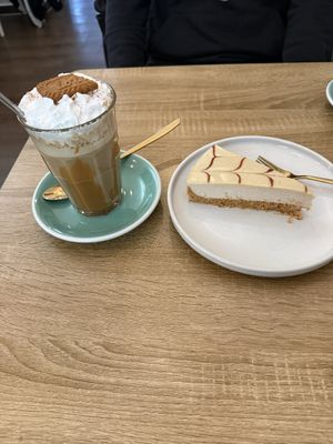 Bueno Cheesecake und Biscoff Latte  at Vegan Backyard in Berlin