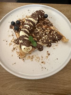 Belgische Waffel mit Banane, Schokocreme und Blaubeeren  at Vegan Backyard in Berlin