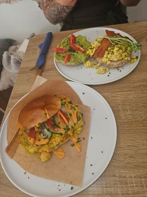 Vegan bagel mit Scrambled tofu und avocadocreme und Eggdrop sandwich mit veganem ei und bacon at Vegan Backyard in Berlin