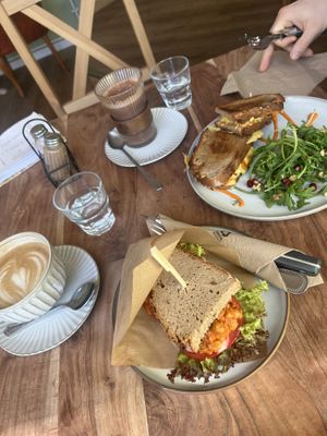 Kichererbsen Masala Sandwich und grilled Cheese (vegan)  at Café Wolke in Frankfurt