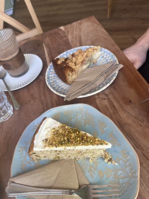 Pistazien und Rhabarber Kuchen  at Café Wolke in Frankfurt