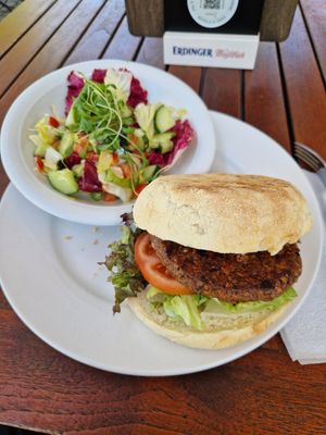 Veganer Burger mit Pilzpatty at Biergarten am Kocher in Kuenzelsau