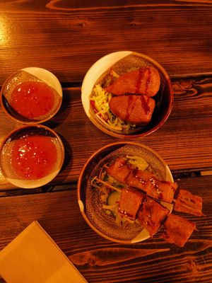 "Hähnchenkeulen und Entenspieße" at House of Vegan in Leipzig