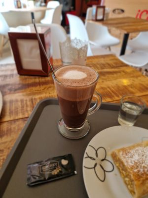 Heiße Schokolade ( Hafermilch) at Batidor Pasteleria in Fisterra