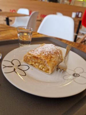 Apfel/Orangen Strudel at Batidor Pasteleria in Fisterra