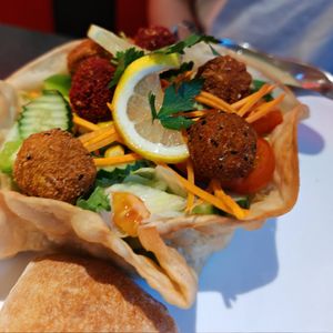 Falafel Salat Bowl at Diner 66 in Soltau