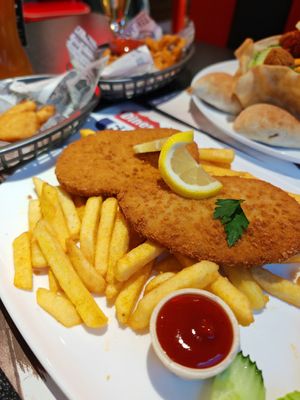 Knusperschnitzel mit Pommes at Diner 66 in Soltau