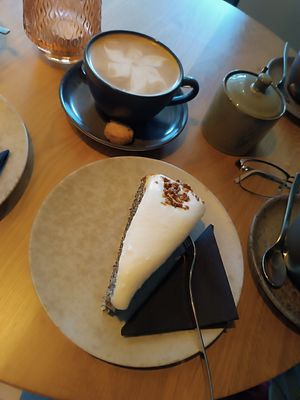 Mohnkuchen und Cappuccino at Café 9 Yuli in Paderborn