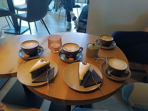 Verschiedene Kaffee-Spezialitäten und zwei Stücke Mohnkuchen. at Café 9 Yuli in Paderborn