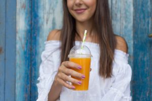 Fresh coldpressed juice in 100% compostable cup with compostable straw at Makro Vega in Split