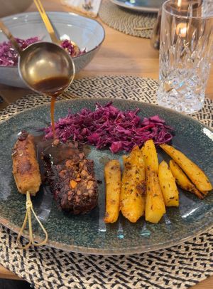 Braten mit Rotkohl und Kartoffelspalten  at Sabine's Manufaktur & Kochschule in Piesport