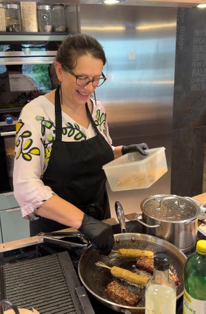 Sabine bei der Zubereitung  at Sabine's Manufaktur & Kochschule in Piesport