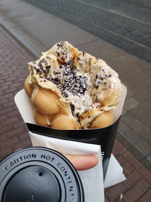 Cashewbutter und Oreo Bubble waffle at Creperie Lamara in Hannover