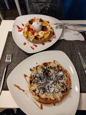 Waffel mit Obst und Vanilleeis und Vanillepudding mit Cookies at Creperie Lamara in Hannover