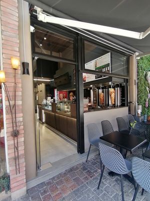 Outside with seating at Chicken Time in Kalampaka