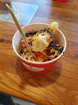 Veganes Softeis mit Schokostreusel, Haselnusskrokant und Erdbeersoße at Kännchenklein in Cottbus