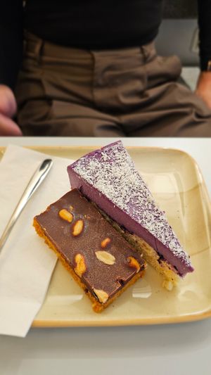 Snickers und Heidelbeercheesecake - Lecker!! at Gutmut in Linz