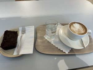 Zucchini-Schoko-Kuchen 4,90€, Caffe Mocha mit Hafermilch 4,80€
  at Gutmut in Linz