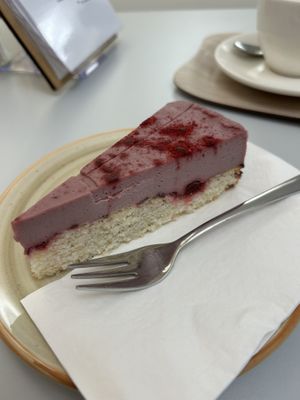Heidelbeer Kokos Cheesecake 4,90€
  at Gutmut in Linz