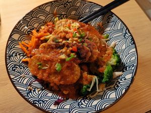 Temptation Bowl (B5), grilled tempeh, bell peppers, enoki + shimeji mushrooms, broccoli, purple slaw, carrots, sesame, crushed peanuts, spring onions, tomato-peanut sauce at Shiyu in Vienna