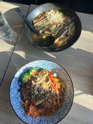 Tempehtation bowl with jasmine rice and Tomato tango lamian  at Shiyu in Vienna