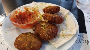 Tapa falafel con tortitas y salsa picante increible at El Fogón de Arcusa in Huesca