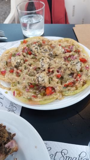 Ensalada de tomate con picada de verduras y vinagreta de mostaza con queso veganos a las finas hierbas at El Fogón de Arcusa in Huesca
