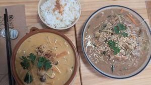 Curri i fideus amb cacahuet at The Lotus Bistro in Reus