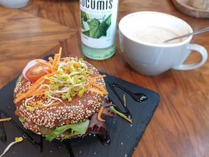 Vegan bagel with avocado at Zum durstigen Otter in Ottersberg