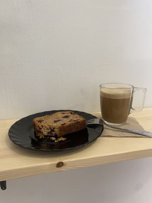 Café con “leche” de avena y bizcocho de arándanos   at My Cat's Cake in Cuenca