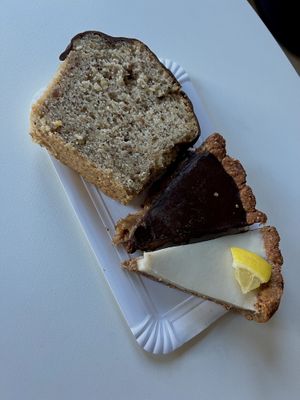 Schoko-Karamell-Tarte, Zitronentarte und Haselnusskuchen mit Amaretto (alles vegan)   at Cafélino in Balingen