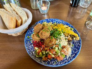 Falafel-Teller at Feinkost Komplizen in Braunschweig
