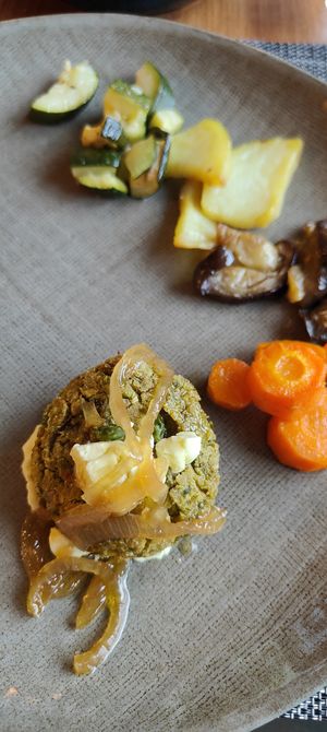 Polpette di legumi con maionese e cipolle caramellate at Hirondelle in Aosta