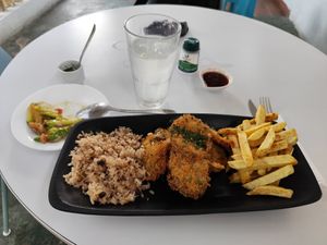 Arroz con coco, chicharrones de Orellana y papitas fritas, ensalada con vegetales y aguacate, y una limonada imperial de Bretaña y zumo de limón. at Pasiphiku Anapoima in Cundinamarca